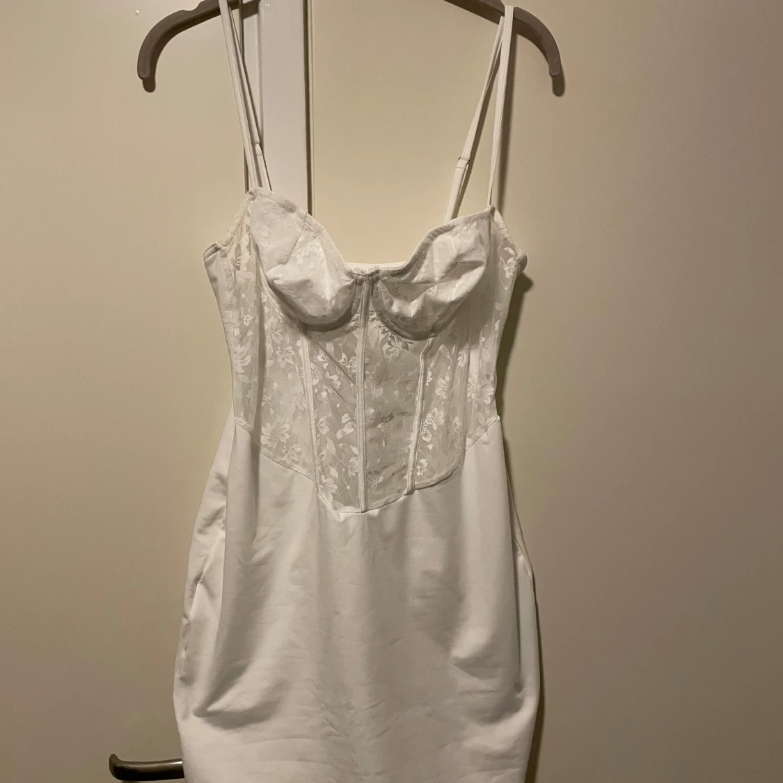 Vit klänning med spetsdetaljer