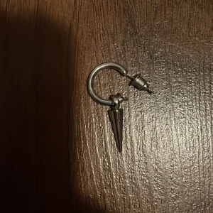 Ett örhänge  - Säljer ett örhänge då jag tappat bort det andra. Örhänget kommer från ur&Penn och är i bra skick ⭐️