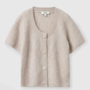 COS kofta beige  - ENDAST BYTE MOT BLÅ!!Snygg beige kofta från COS med korta ärmar och stora knappar framtill. Perfekt för lager-på-lager och ger en stilren look. Passar bra till både jeans och kjol.