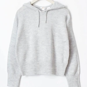 Ljusgrå stickad hoodie - Mysig ljusgrå stickad hoodie från Gina Tricot. Modellen heter Y knitted hoodie strl 158/164, den är i nyskick och använd fåtal gånger🤍