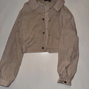 Beige manchesterjacka från Shein - Snygg beige manchesterjacka med knappar framtill och en croppad design. Jackan har långa ärmar och en klassisk krage, perfekt för en stilren look.