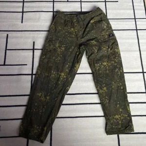 Camouflage cargobyxor från Vans - Säljer ett par camo Vans brallor i storlek medium sitter najs go stil inte använt så mycket då anledning till att jag säljer de sitter mycket bra