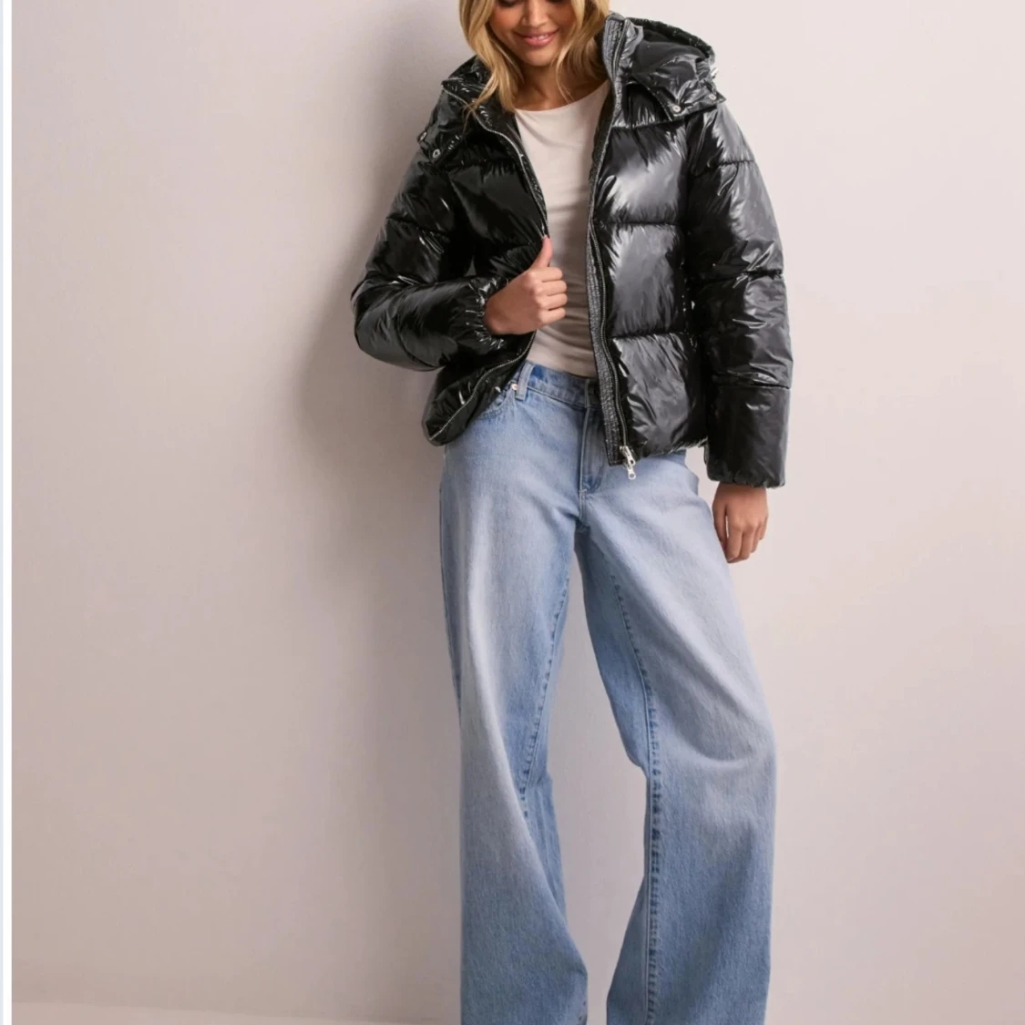 Svart glansig pufferjacka - 92