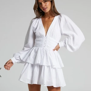 Vit klänning med volanger - Säljer en superfin vit klänning som är perfekt till studenten!! Den var tyvärr för liten för mig därav säljer jag! Köpte den här på Plick av en tjej som bara hade använt den ett fåtal gånger så därav i nyskick!