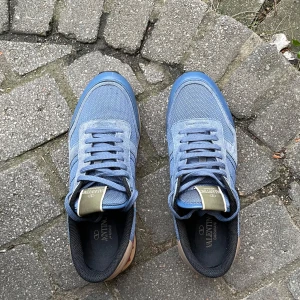 Valentino rockrunners  - Säljer dessa riktigt stilrena och trendiga Valentino rockrunner skor i storlek 44. De är i fint skick, skickar fler bilder privat om så önskas!👌👟 Orroligt sköna, lätt stylade och sjukt snygga skor enligt mig. Dunder pris 