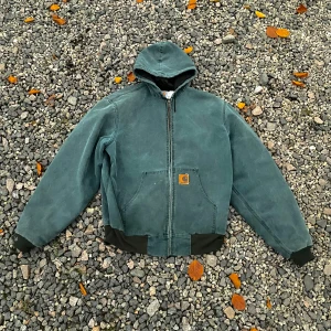 Rare vintage carhartt active jacka från 1998 - Jackan är i storleken Large Tall så rekommenderar att du är 185+. Väldigt sällsynt tvätt och sjukt bra kondition för ålder (27 år gammal). Mått är 70x70 om jag minns rätt. Pris är inte satt