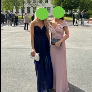 Mörkblå Balklänning (även tillhörande klackar) - Tänkte nu sälja min fina balklänning. Endast använd en gång. Även klackarna är endast använda 1 gång(vid samma tillfälle). Matchar superfint med klänningen. OBS!! Klackarna och klänningen behövs absolut inte köpas tsm!! Kom priv för frågor .   