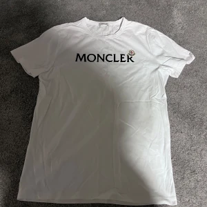 Vit t-shirt från Moncler - Säljer en moncler T-shirt i nyskick. Skriv vid frågor eller funderingar 