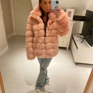 Ljusrosa fluffig kappa - Super tuff fluffig/hårig kappa i jätte fin ljusrosa färg (färgen blev orangeare på bild) super bra skick, kappan passar bäst för någon som är ca 170 cm lång (jag är 160). 