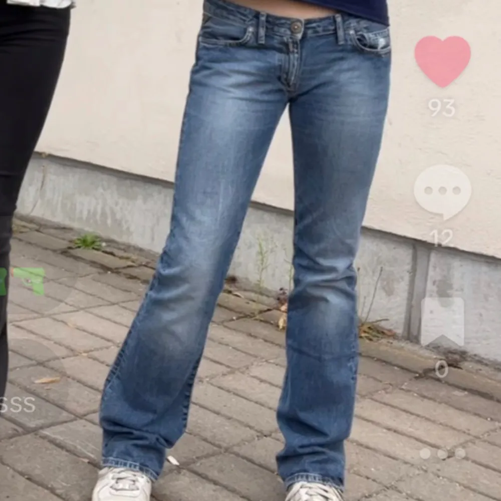 Lågmidjade bootcutjeans från replay, Innerbenslängd är 79cm o midjan är 38🫶jättebra skick . Farkut & Housut.
