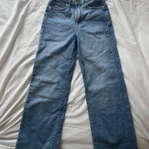 Blå jeans från Gina Tricot  - Blå jeans från Gina Tricot i storlek 32/XS. De har hög midja och straight passform. Knappt använda.