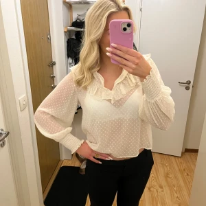 Zara blus - En vit genomskinlig volang blus från Zara, bara använd 2 gånger.