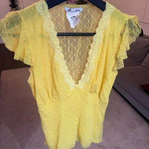 Gul blus/topp - Superfin blus/topp💕