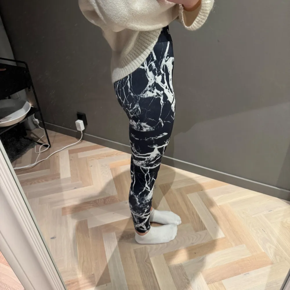 Säljer dessa snygga träningsbyxor från stronger 🤍🖤. Sportswear.