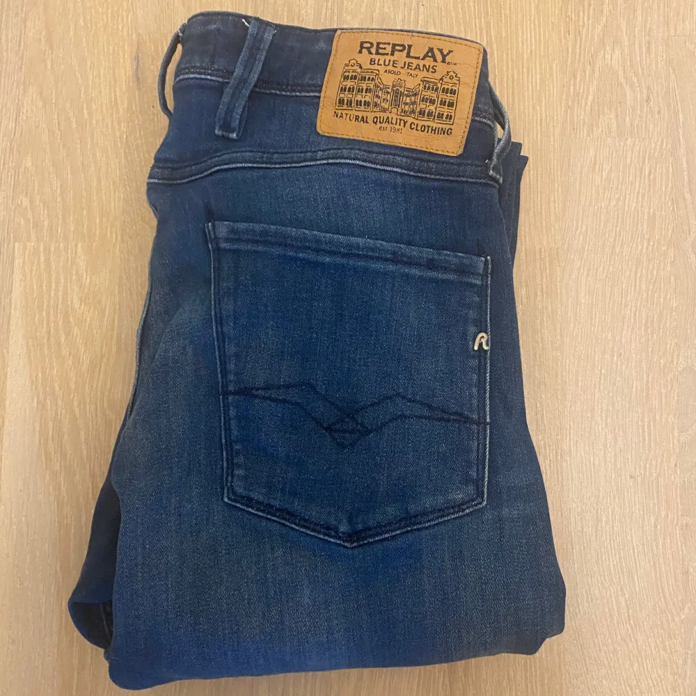 Tja! Säljer ett par riktigt snygga blå jeans från Replay (Modell Anbass). Köpte dom för ca 6 månader sedan men märkte efter ca 3 användningar att de inte riktigt va min stil och att dom var en eller två storlekar för stora. Frågor eller funderingar är det bara att höra av sig här på Plick! Mvh Alexander . Farkut & Housut.