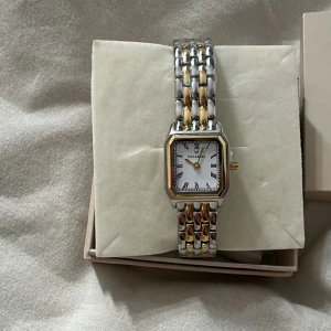 Mockberg Klocka - Helt ny och oanvänd klocka från Mockberg, fick den i julklapp men använder ej silver. Silver och guld färgad, elegant.