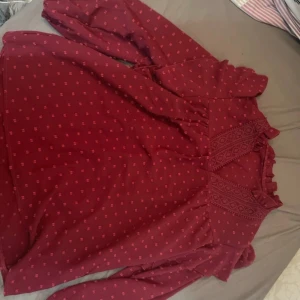 Vinröd blus - Använd 1 gång. Köpte på second hand och vet inte vilket märke de är.