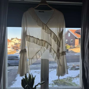 Gullig ljusgul blus  - Mycket bra skick använd några gånger, färgen passade inte mig så bra därför jag säljer den . Skriv om du har några frågor 