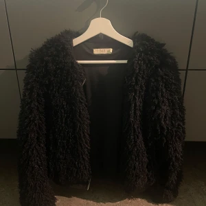 Svart teddyjacka från 365 - Säljer en svart teddyjacka från 365 med dragkedja. Aldrig använd, som ny skick!💕