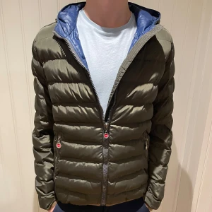 Colmar jacka - Riktigt snygg Colmar jacka i riktigt fint skick, inga defekter, passar runt S. Modellen är 179.   Hör av dig vid minsta fundering(21)