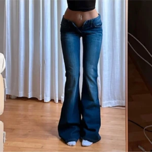 Lågmidjade bootcut jeans  - Supersnygga blå bootcut jeans från Wrangler med läderdetalj på bakfickan! Köpta av en tjej från Plick med lappen kvar. Passade tyvärr inte mig💕💕Innerbenslängd: ca 85 cm, Midjemått: ca 40 Pris går absolut att diskutera🥰 (bilderna är lånade)