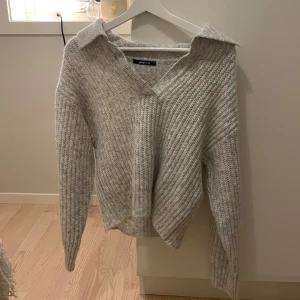 Stickad tröja - Stickad v-ringad tröja ifrån Gina tricot i superfint skick! Endast använd ett fåtal gånger. Normal i storleken.