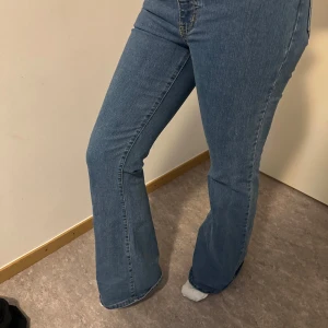 Blå flared jeans - Snygga blå bootcut jeans  med en bekväm passform. Det sitter bra och är normal i storlek. Har använt 2 gånger är precis som nya. 