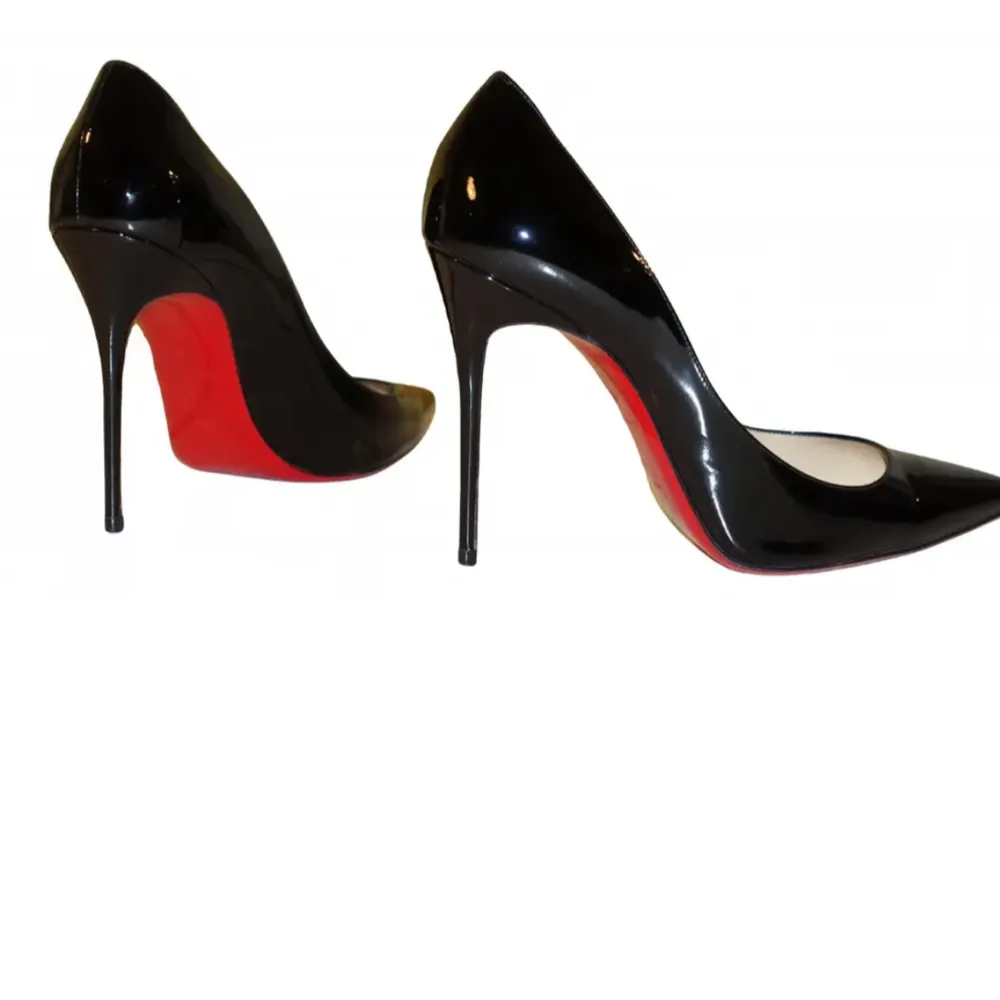 Eleganta svarta klackskor med ikonisk röd sula från Christian Louboutin. Perfekta för att ge en lyxig touch till din outfit. Sparsamt använda utan repor använda vid 1 tillfälle perfekt skick nypris 15.000kr box och dustbag medföljer . Kengät.