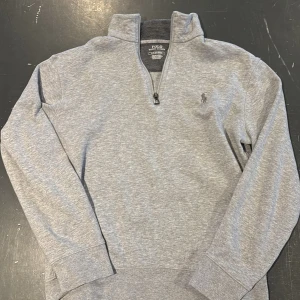 Polo Ralph Lauren quarter zip - Säljer denna Ralph Lauren quarter zip för storleken. Det är inga defekter på den. Skick 10/10. 