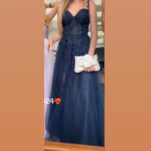 Balklänning  - Säljer min jätte fina balklänning som endast använts en gång. Nyskick och köpt för 1700, pris kan diskuteras😊Bättre video på klänningen finns vid intresse!💗Det finns en slit vid benet på klänningen!