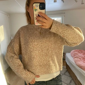 Stickad tröja - Sååå söt stickad tröja! Perfekt för vintern😍😍😍