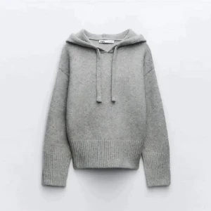 Grå hoodie från Zara - Mysig grå hoodie från Zara i mjukt material. Tröjan har en klassisk design med huva och dragsko samt ribbade muddar vid ärmslut och nederkant. Perfekt för kyliga dagar.