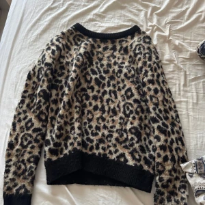 Leopardmönstrad tröja - Snygg leopardmönstrad stickad tröja i storlek XS men passar som en S, skriv för fler bilder🩷