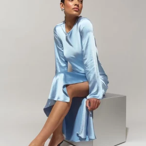 Ljusblå långklänning i satin - Spara halva priset hos mig. Original priset var på 600kr från Gina Tricot. Den är i nyskick då prislappen är kvar. Klänningen är tillfälligt slut. Elegant ljusblå långklänning i satin med långa ärmar och en stilren slits framtill. Perfekt för speciella tillfällen med sin mjuka glans och klassiska design.