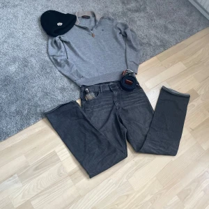Mörkgråa/svarta replay jeans - Säljer ett par replay jeans med en stilig och fräsch stil. Jeans passar till nästan allt och gör det till ett perfekt klädval
