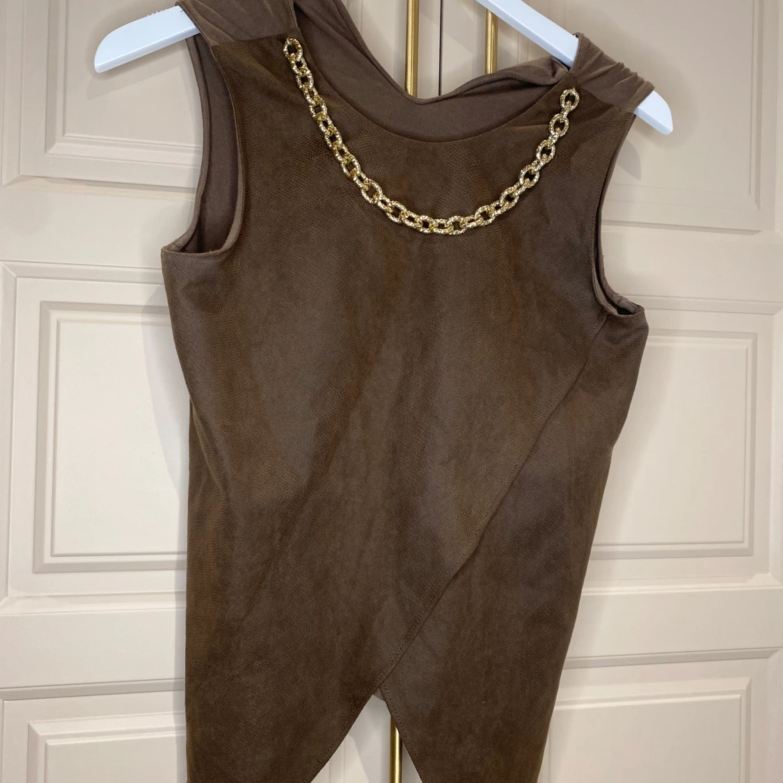 Brun ärmlös klänning med guldkedja