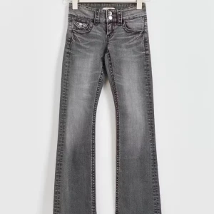 Grå bootcut jeans - Snygga grå bootcut jeans,Perfekta för en avslappnad stil med en touch av retro. Passar bra till både sneakers och klackar. 2 knappar där fram,där bak är det helt normala fickor 💕säljer dom för 100! Storlek 152, använt inte så många gånger 