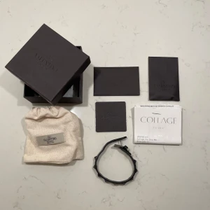 Svart armband från Valentino - Elegant svart armband från Valentino med nitar. Kommer i originalförpackning med dustbag och certifikat. Perfekt för att ge en edgy touch till din stil. 