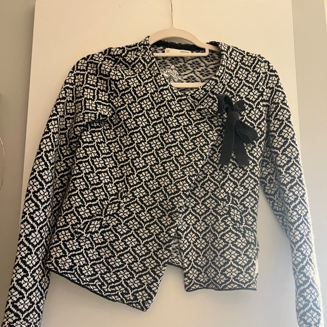 Svartvit mönstrad kofta från Odd Molly