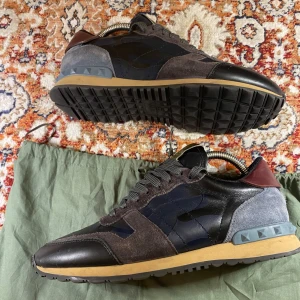 Valentino Rockrunners  - Hej! Säljer nu mina skor från märket Valentino, storlek 40, bra skick dustbag ingår. Tveka inte på att höra av dig om du har frågor eller funderingar kring skorna!