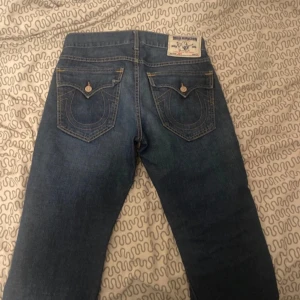 True Religion jeans - Säljer ett par trueys använda runt fyra gånger fick dom i julklapp men har inte så många tröjor som passar till dom