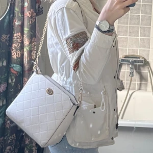 Vit vårjacka - Vit vårjacka i jeanstyg och snörning i midjan.          Storlek s/xs