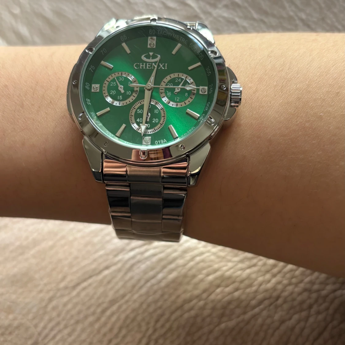 Silverfärgad klocka med grön urtavla - 91