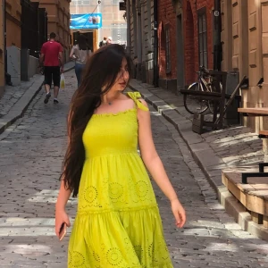 Grön lång  klänning  - Charmig grön  klänning med broderade detaljer .Den är väldigt sommrigt .