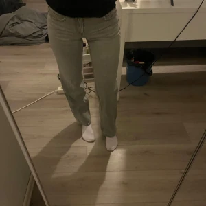 Grå jeansbyxor - Snygga grå jeansbyxor med en klassisk straight passform. De har en normal midja och femficksdesign. Perfekta för en avslappnad stil.