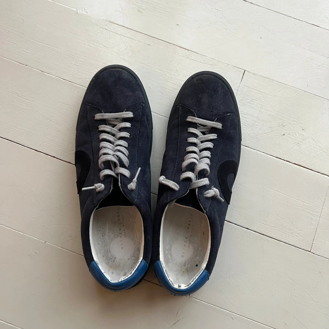 Mörkblå sneakers med mockadetaljer - 91