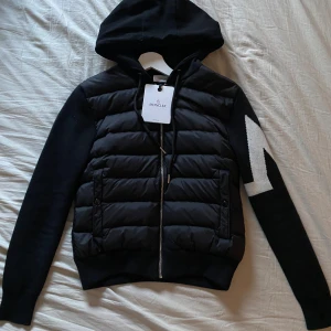 Moncler cardigan  - Sällsynt Moncler cardigan i nyskick och storleken är s men passar bättre som xs då den är ganska kort pris kan diskuteras