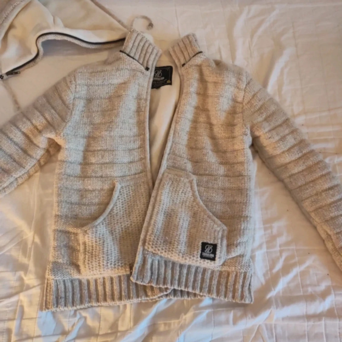 Stilren Cardigan med fordring  - 93