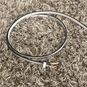 Vitt bälte från H&M - Snyggt och stilrent vitt bälte från H&M med guldfärgat spänne. 