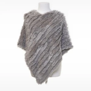 Grå och brun pälsponchon (äkta päls)  - Säljer två äkta pälsponchon en i grå och en i brun säljer båda för 500kr och en för 300kr  De är båda rökfria! Finns att hämta upp i Malmö annars får köparen stå för fraktkostnaden 💞